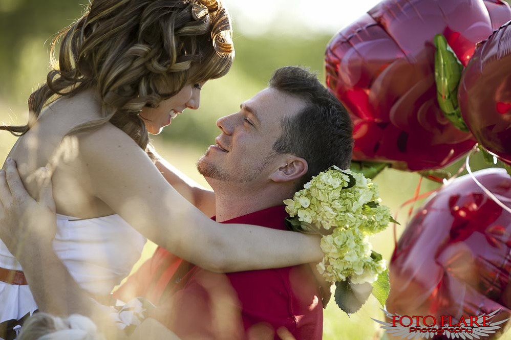 Engagement photos with balloons