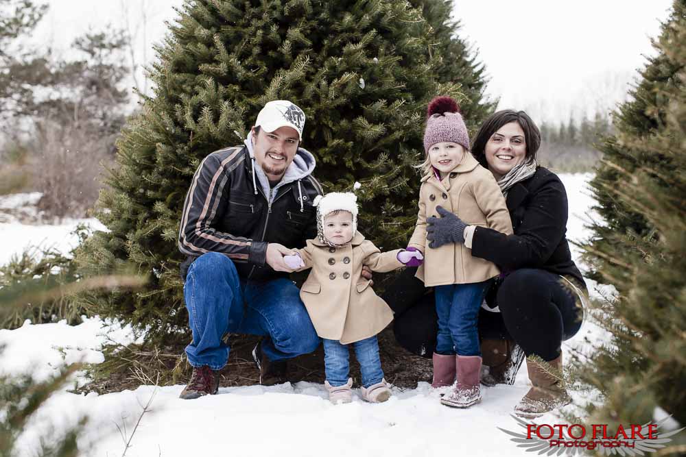 Outdoor winter family photos in Niagara