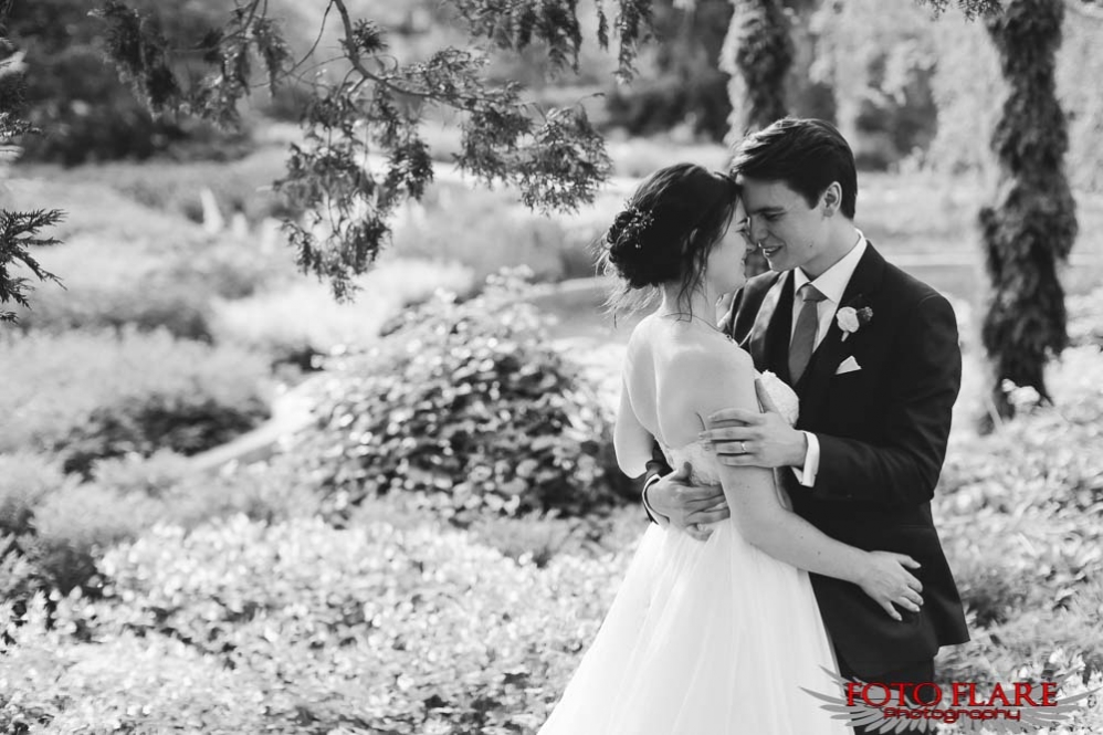 Wedding photos in the rock garden 