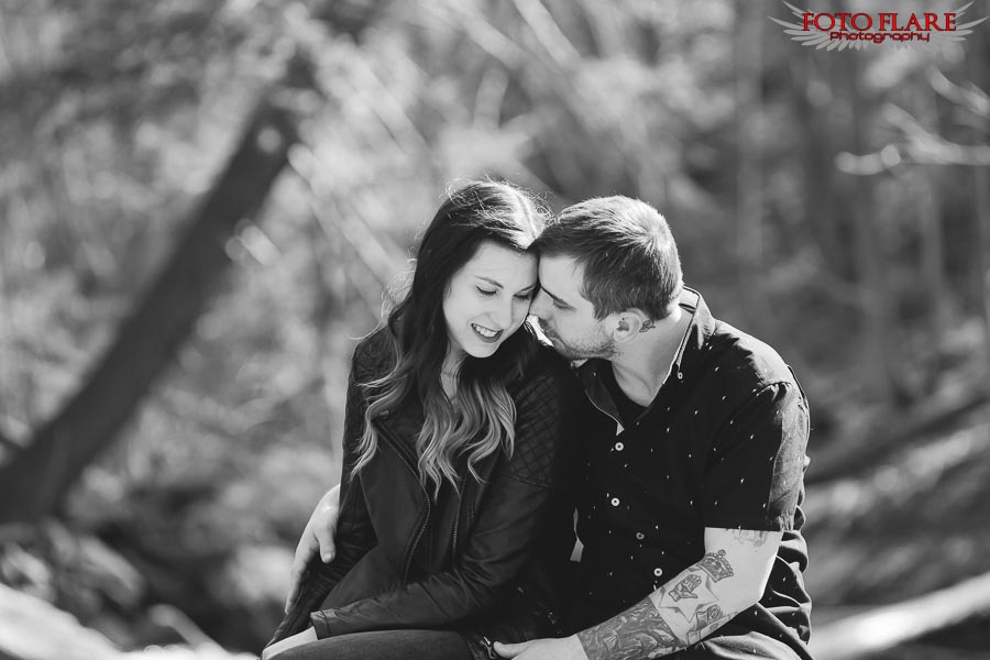 B&W engagement picture in nature